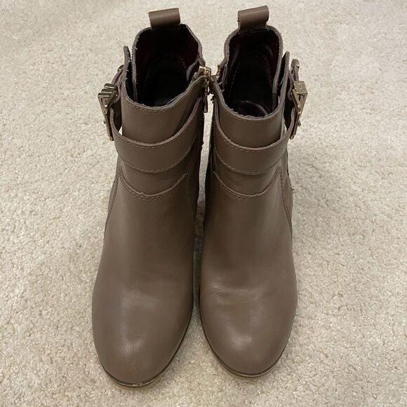 EUC Report Signature Taupe Osprey Booties Sz 8.5 - Picture 4 of 8